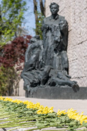 这是人们在上海市龙华革命烈士纪念地敬献的鲜花（4月4日摄）。新华社记者 王翔 摄