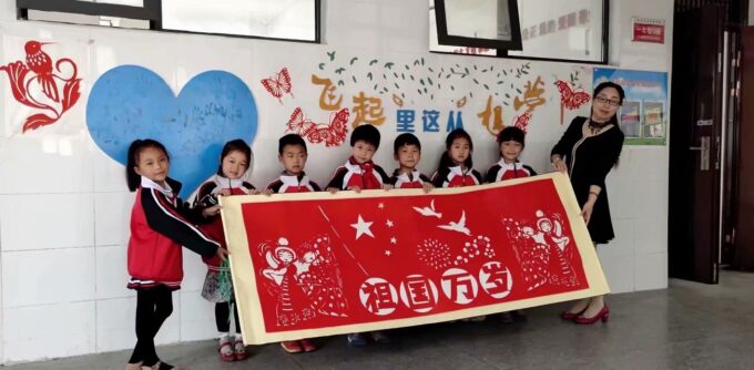 新县光彩实验学校教师汪凤彩：巧手传承非遗文化 剪纸艺术带进课堂