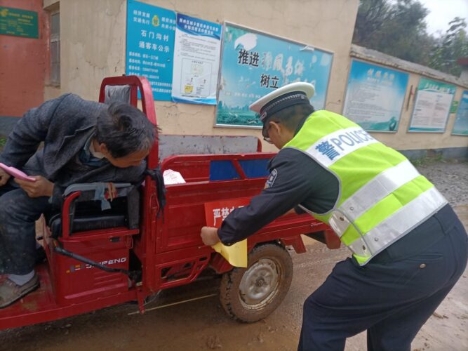 开展农村交通安全宣传，陕州公安送出的这份“平安”请您查收