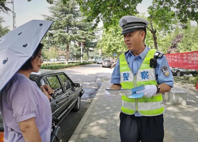 挥臂疏导，他站在交通保卫的“第一线”