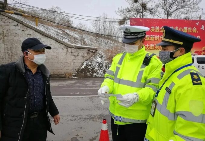 挥臂疏导，他站在交通保卫的“第一线”