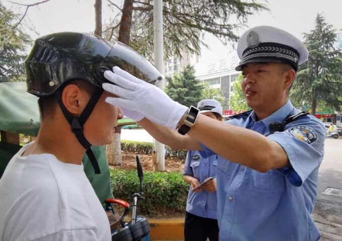 挥臂疏导，他站在交通保卫的“第一线”