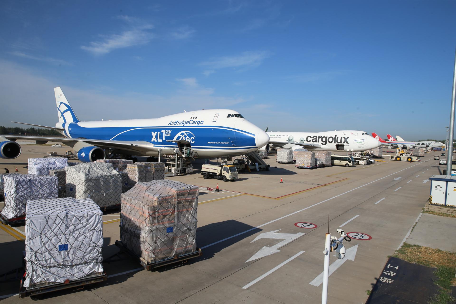 郑州机场货运能力越来越强，中原对外开放的大门越开越大。河南日报 王铮 摄.jpg