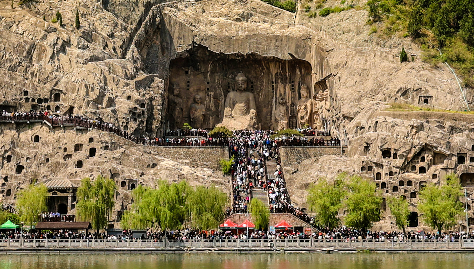 5月2日，游客在洛阳市龙门石窟景区内游览，领略千年石刻造像艺术的独特魅力。 本报记者 聂冬晗 摄.jpg